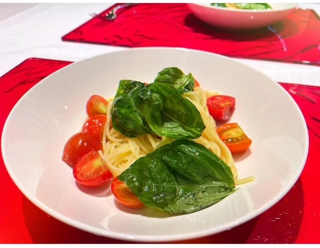 トマトと葉野菜を添えたミル・プランタンのパスタ料理