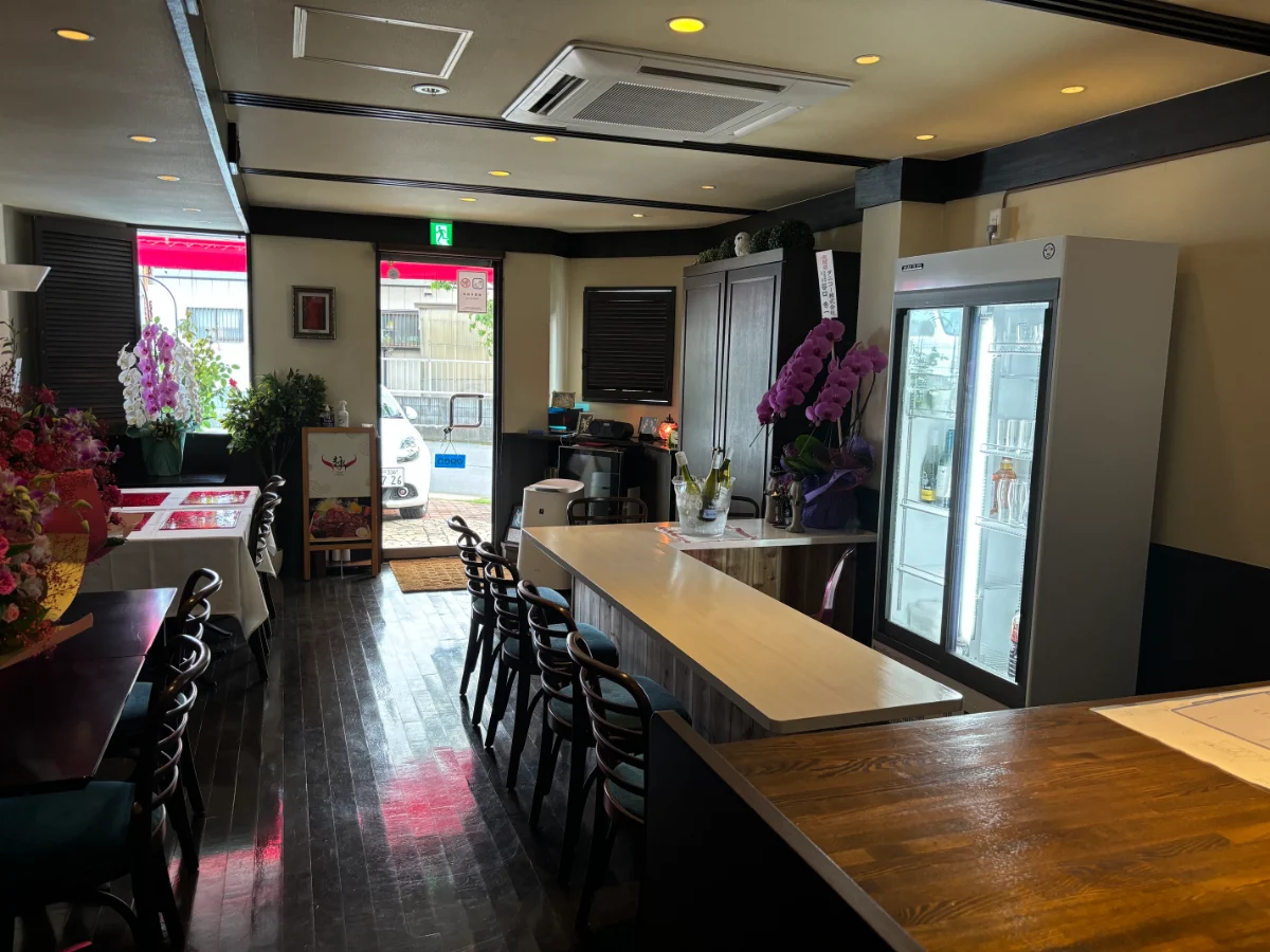 ミル・プランタンのテーブル席とカウンターのある店内